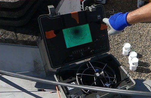Caméra d'inspection haute technologie en action dans un égout à Herstal